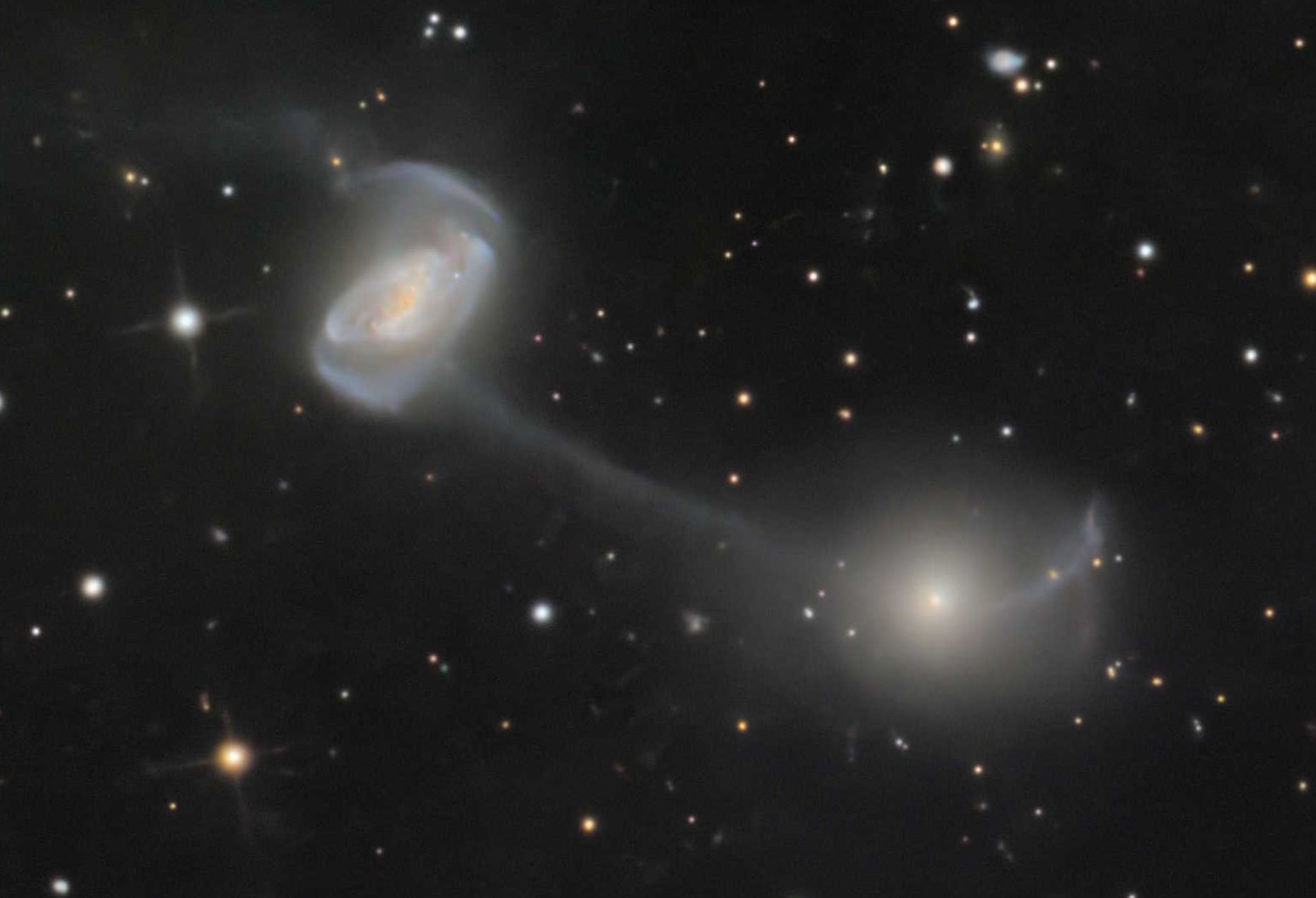 Arp104 Gezeitenschweif 