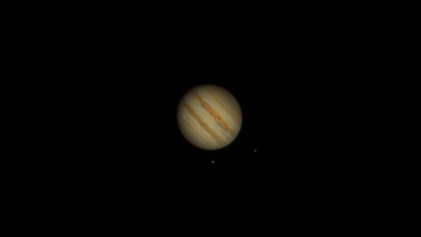 Jupiter am 30.12.2023 mit den Galilei'schen Monde Europa (vor Jupiter), Gandymed (unten) und Io (rechts unten)